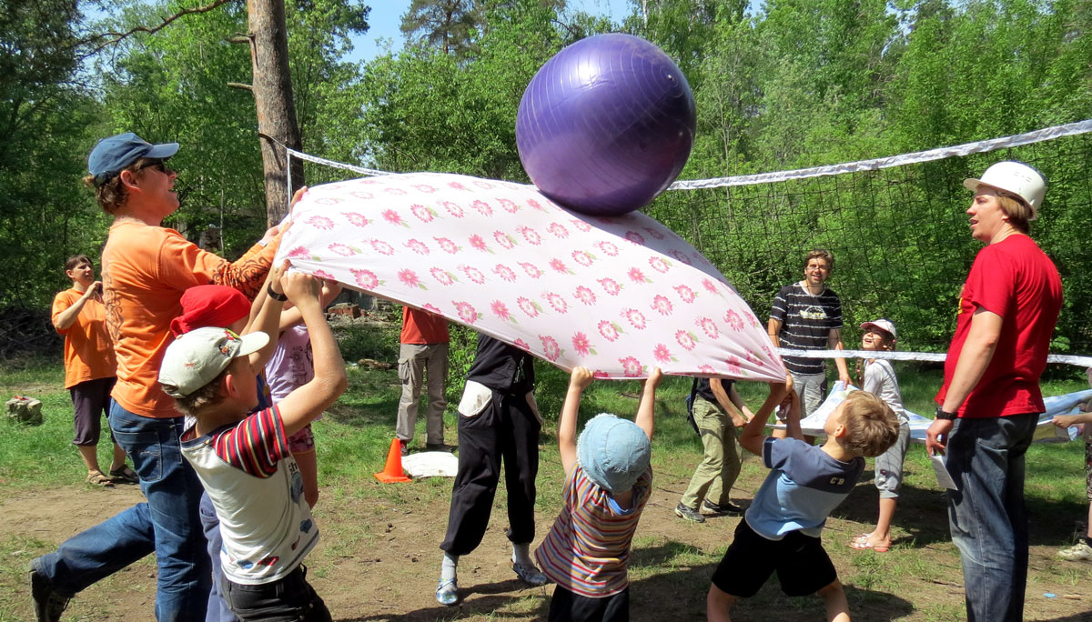 Русские командные игры. Реквизит для тимбилдинга. Большой мяч для тимбилдинга. Спортивный тимбилдинг для детей в ДОУ. Конкурсы с мячом.